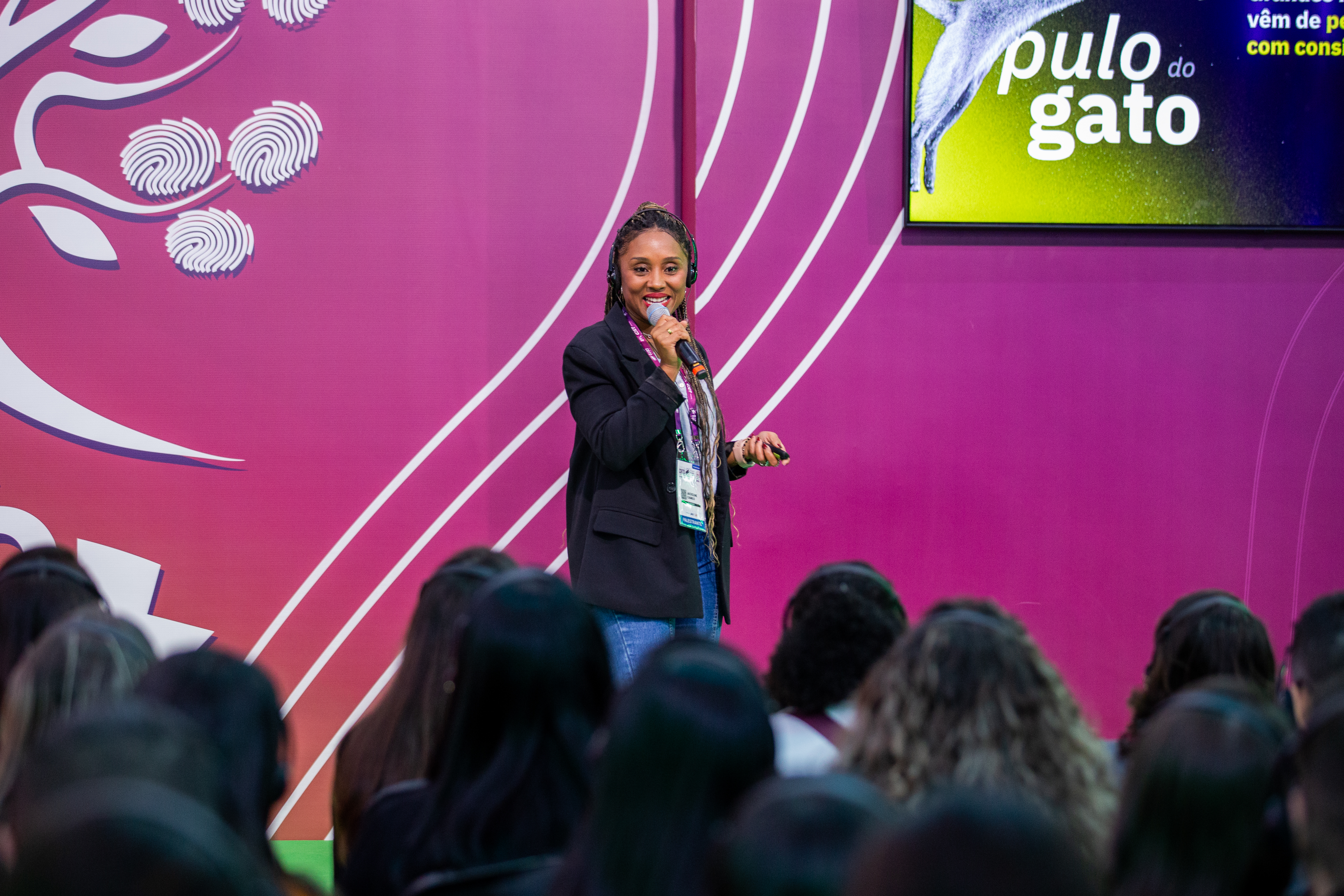Jackeline Camillo falando em um evento para uma plateia